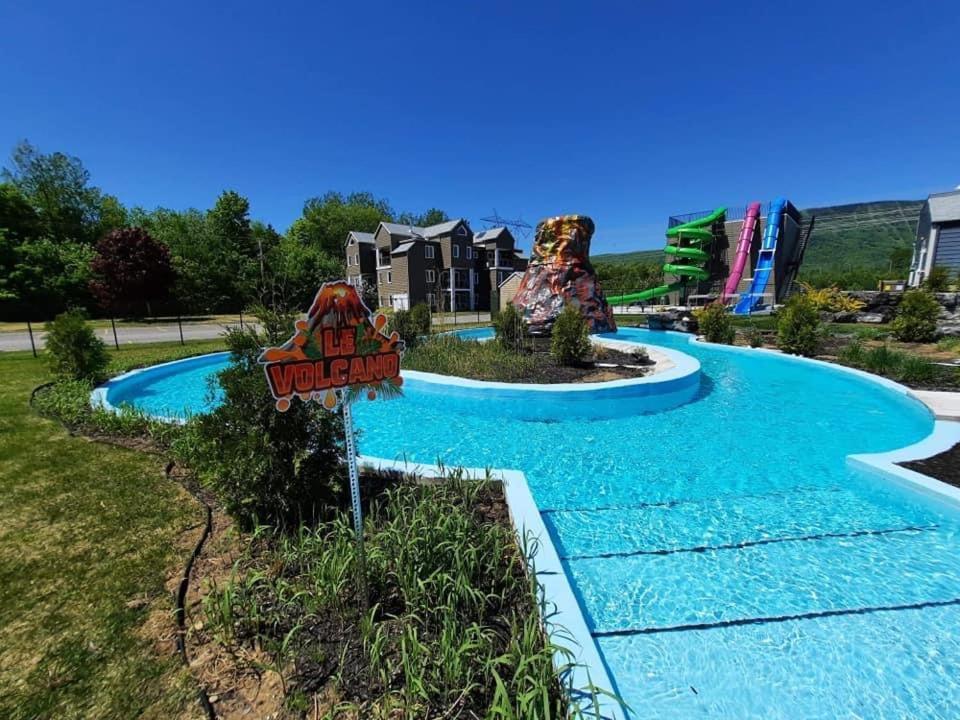 Condo Avec Parc Aquatique ! Beaupré Eksteriør billede